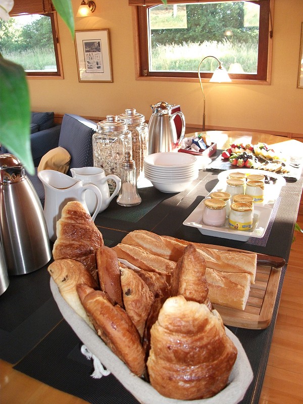 A great breakfast awaits you every
morning aboard the Hirondelle
