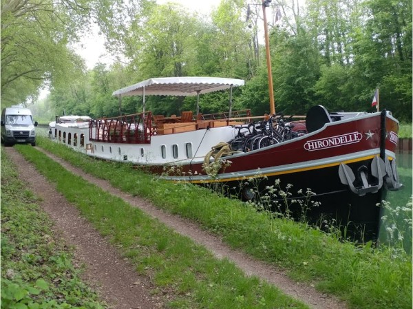 The Deluxe 8-passenger hotel barge Hirondelle