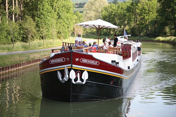 The Hirondelle, cruising on the Canal de Bourgogne.
