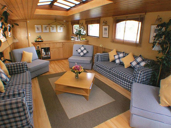 Salon aboard the Hirondelle.