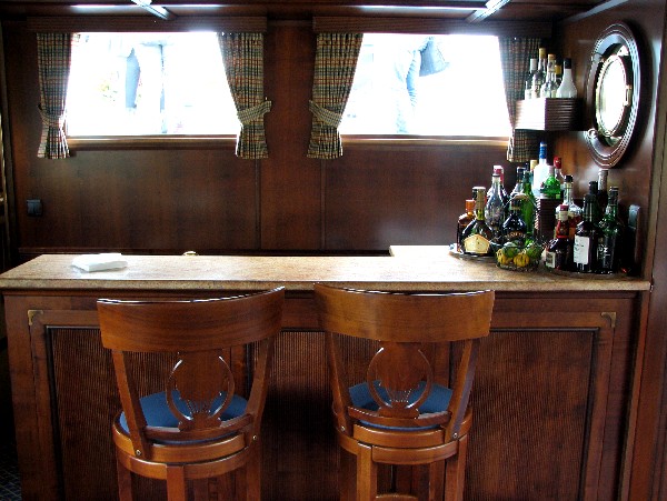 The bar area is always ready to serve up your favorite aperitif