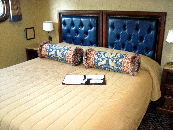 The cabins aboard the Horizon ll offer either king or twin bed configurations