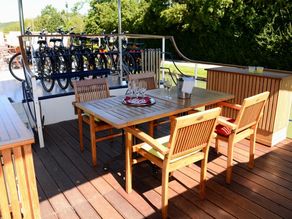 There are two dining tables on deck for dining
al fresco