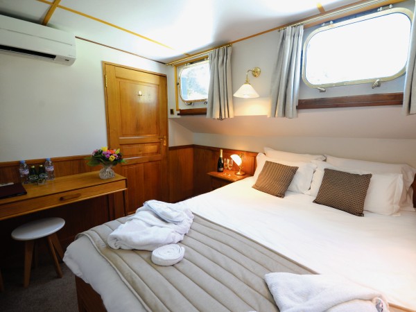 The Renoir junior suite in the bow has four
large opening windows creating a light and airy ambiance. <br> All cabins can be
configured with either a queen size bed or two twins.