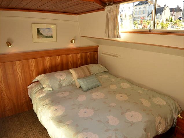 The cabins aboard the Luciole offer either
double beds or fixed twin beds for passengers