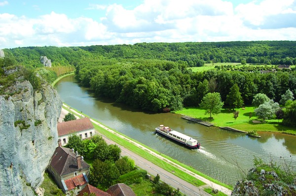 Cruising aboard the Luciole near le Saussois.