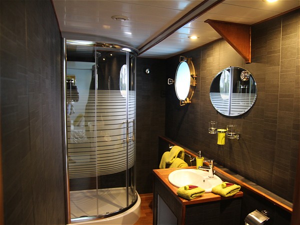 The ensuite bathroom in cabin two aboard the
Magnolia.