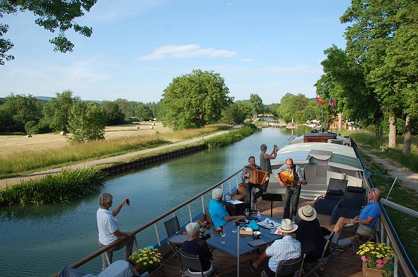 Lucky guests cruising aboard the
Magnolia on
the Canal de Bourgogne, enjoying a lovely serenade and gorgeous cruising
weather!