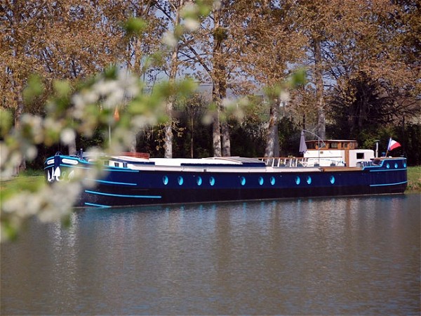 The 6-passenger Deluxe hotel barge Magnolia awaits
you<br>on the
beautiful Canal de Bourgogne in southern Burgundy.
