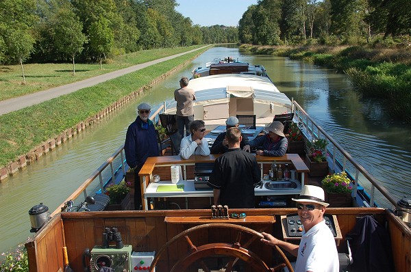 What a marvelous way to cruise the Canal de
Bourgogne!