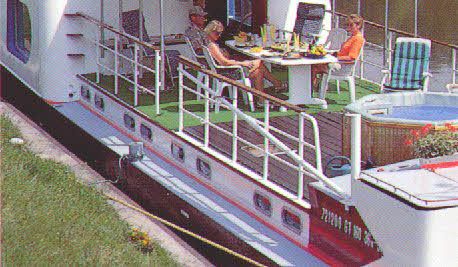 Lounging on the spacious deck of the Meanderer with a view of the spa-pool.