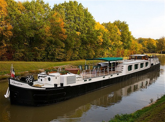 Meanderer cruising along the Briare Canal.