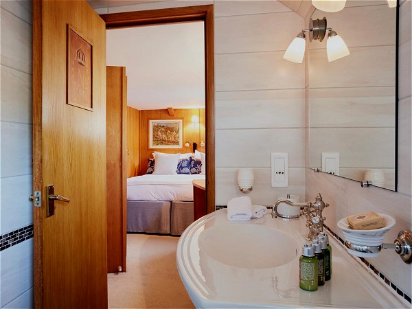 Each cabin has its own spacious ensuite
bathroom