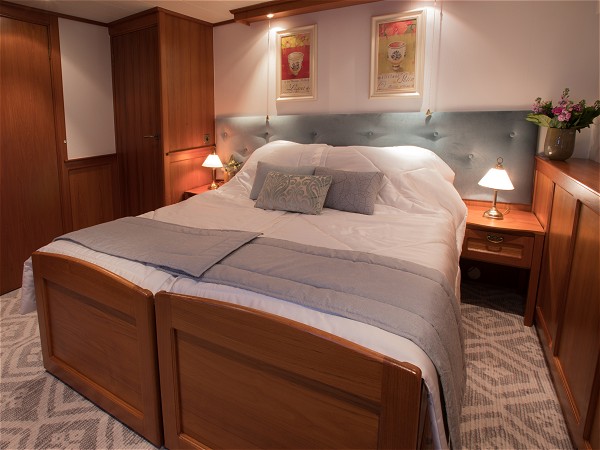 The cabins aboard La Nouvelle Etoile offer
either queen or twin accommodations