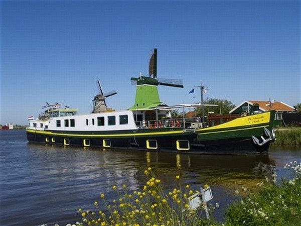 La Nouvelle Etoile in Holland for the
lovely spring tulip cruises
