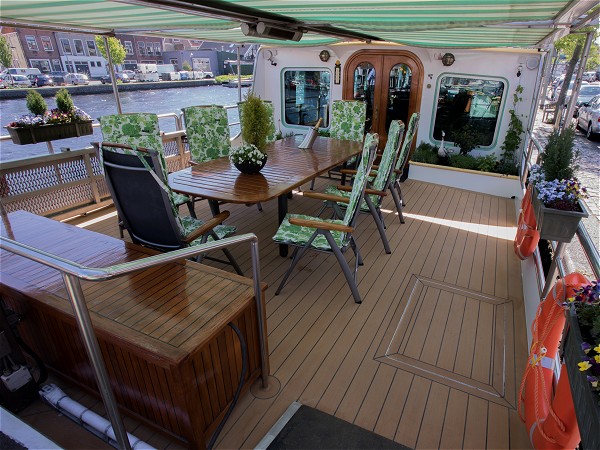 The spacious covered deck on the Nouvelle
Etoile