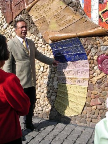 La Nouvelle Etoile's guide explains some of the history of the town of Cochem during guests' excursion to Cochem.
