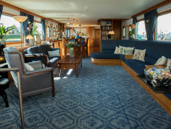 The comfortable and spacious salon aboard La
Nouvelle Etoile