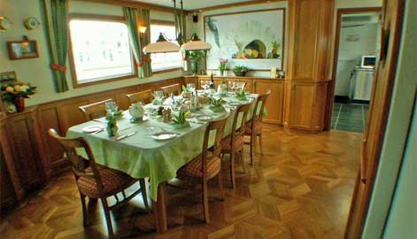 Dining area on the Nouvelle Etoile.