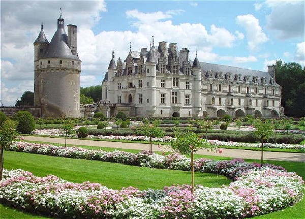 You will enjoy a week of interesting
excursions aboard the Nymphea<br> that includes the Chateau Chenonceaux