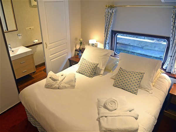 The cabins aboard Panache offer either queen
or twin accommodations