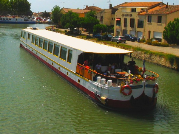 The Deluxe 18-passenger hotel barge Le
Phenicien