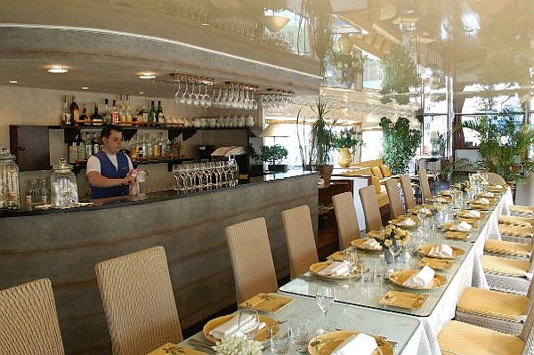 The elegant dining room and bar area aboard Le
Phenicien