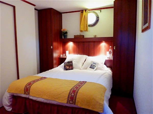 The cabins aboard Le Phenicien offer either
queen or twin bed accommodations
