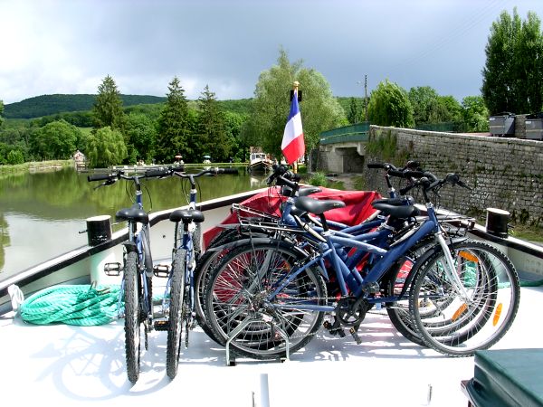 Prosp�rit� is equipped with mountain bikes for each guest.