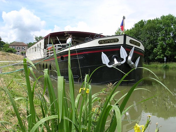 Canal Barges in France:
Prosp�rit� -- cruises in Southern Burgundy.
