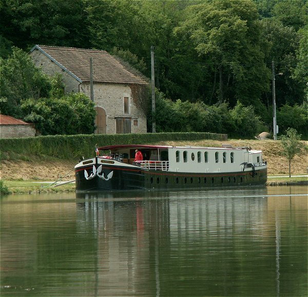 Canal Cruises:
Prosp�rit� -- the luxury hotel barge cruising in Southern Burgundy.