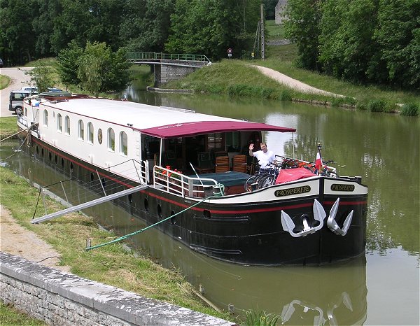 Canal Cruises:
Prosp�rit� -- the luxury hotel barge cruising in Southern Burgundy.