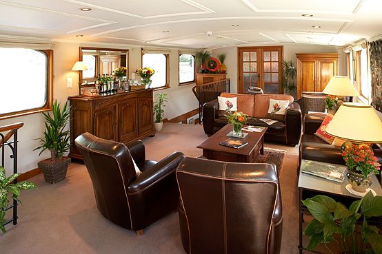 Prosp�rit�'s salon.