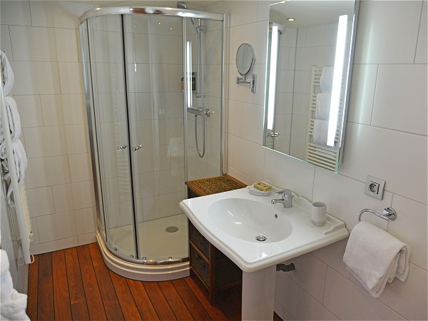 Each cabin aboard La Renaissance has its own
large ensuite bathroom