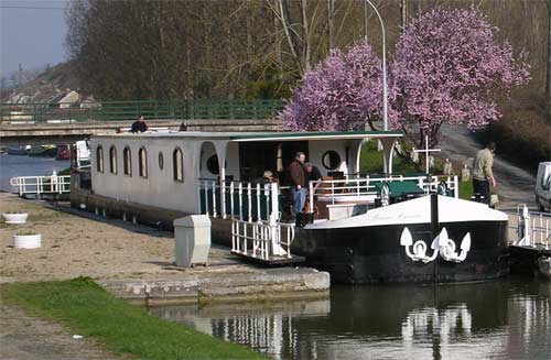 Renaissance (formerly La Bonne Humeur) passing through a lock.