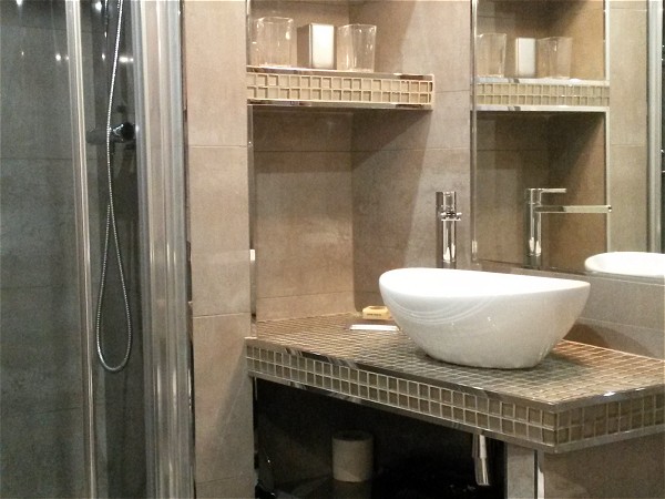 Rendez-Vous' stylish, modern and immaculate en suite
lavatory.