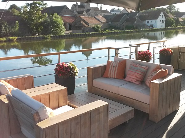 A lovely setee on the deck of the Rendez-Vous; a great
spot for a morning coffee<br>or a glass of wine, outside of a charming French
village.