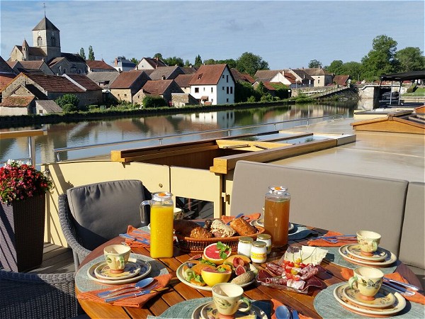 Enjoy breakfast on the deck, in view of a charming
medieval village.