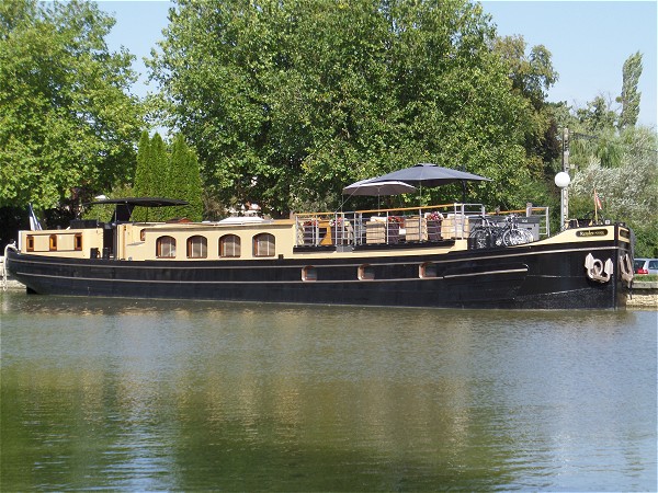The 6-passenger Deluxe hotel barge Rendez-Vous
awaits you on the beautiful Canal de Bourgogne in southern Burgundy.