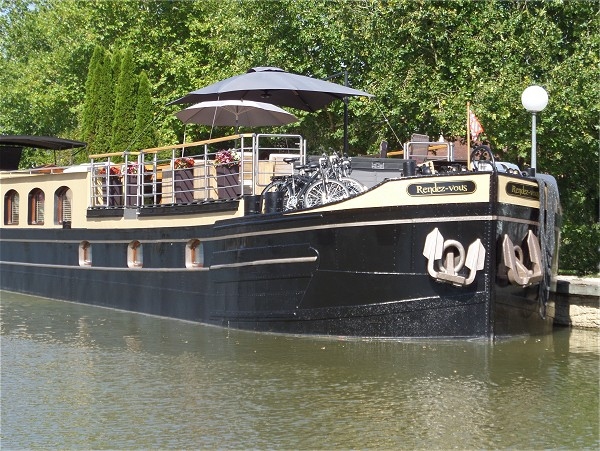 The 6-passenger Deluxe hotel barge Rendez-Vous
awaits you on the<br>beautiful Canal de Bourgogne in southern Burgundy.
