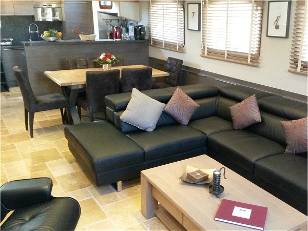 The comfortable leather furnishings of the Rendez-Vous'
salon make a great space to relax,<br>unwind and reflect on the day's meals and
excursions.