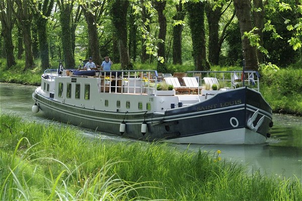 The 6-passenger Hotel Barge Saint Louis cruises in the Bordeaux region with fabulous cuisine, wines, excursions, and hosted by gracious owner-hosts Alasdair and Barbara.