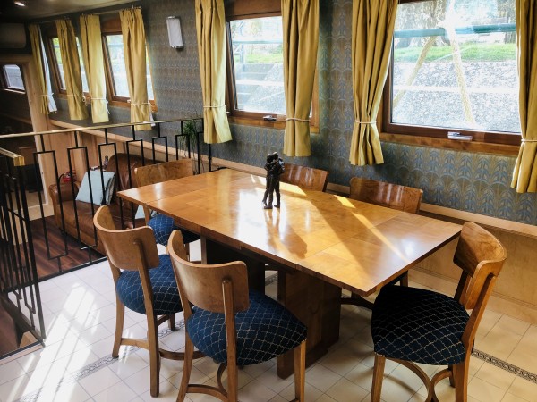 The dining room offers wonderful views while
cruising the pastoral countryside