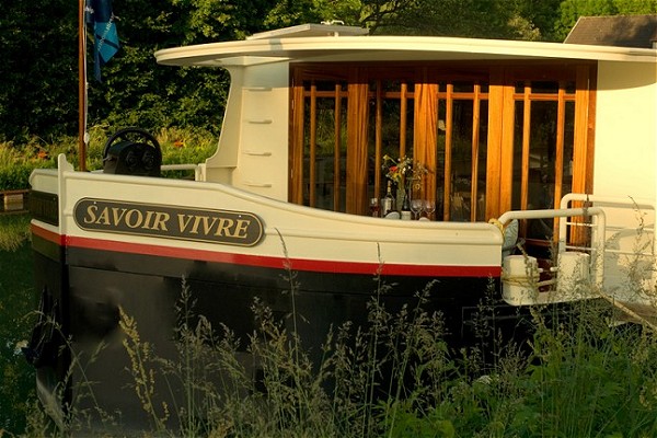 The canopied fore deck aboard the Savoir
Vivre