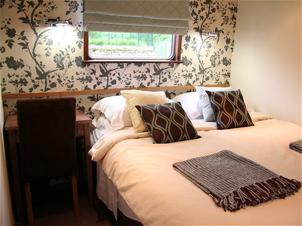 The cabins aboard the Savoir Vivre offer
either queen or twin accommodations