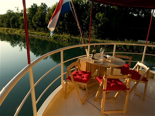 The canopied rear sundeck is perfect for
enjoying the passing vistas along the canal