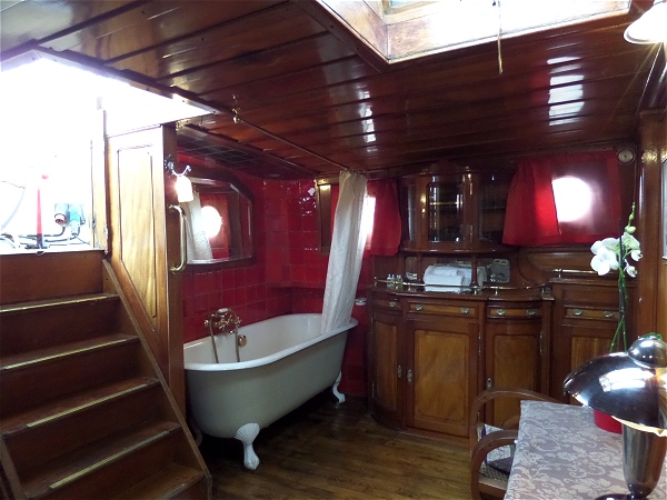 Captain's cabin bathtub