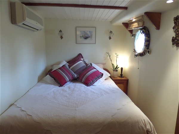 The Renoir cabin with queen bed
