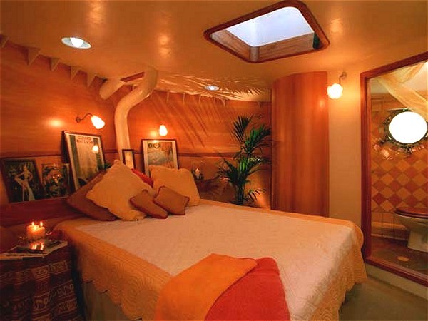 The cabins aboard the Tango offer either queen or twin
bed
accommodations<br> The Van Gogh cabin is shown above and below.