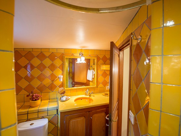 The ensuite bathroom for the Van Gogh cabin